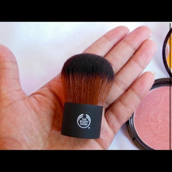 The Body Shop Mineral Powder Foundation Brush (high quality Kabuki Brush) - Picture 4 of 14